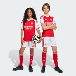 Szorty Arsenal 25/26 Home. Białe szorty damskie Adidas, bez wzorów, z poliesteru, klasyczne. Za 179.00 zł.