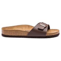 Klapki Birkenstock. Brązowe klapki damskie Birkenstock, bez wzorów, bez obcasa. Za 229.99 zł.