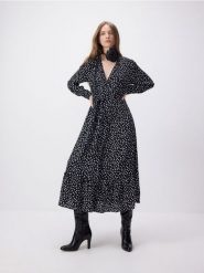 Kopertowa sukienka z wiskozy - czarny. Czarne sukienki damskie Reserved, na co dzień, l, bez wzorów, z wiskozy, bez kołnierzyka, bez ramiączek, midi, kopertowe. W wyprzedaży za 139.99 zł.