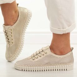 Złote skórzane półbuty damskie Cambell 19435. Żółte półbuty damskie Cambell, w ażurowe wzory, z jeansu, casualowe, bez obcasa, na płaskiej podeszwie. Za 219.00 zł.