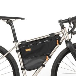 Torba rowerowa Full Frame Bag Rozmiar S Restrap. Czarne torebki klasyczne damskie RESTRAP, bez wzorów, z gumy, bez dodatków. Za 791.20 zł.