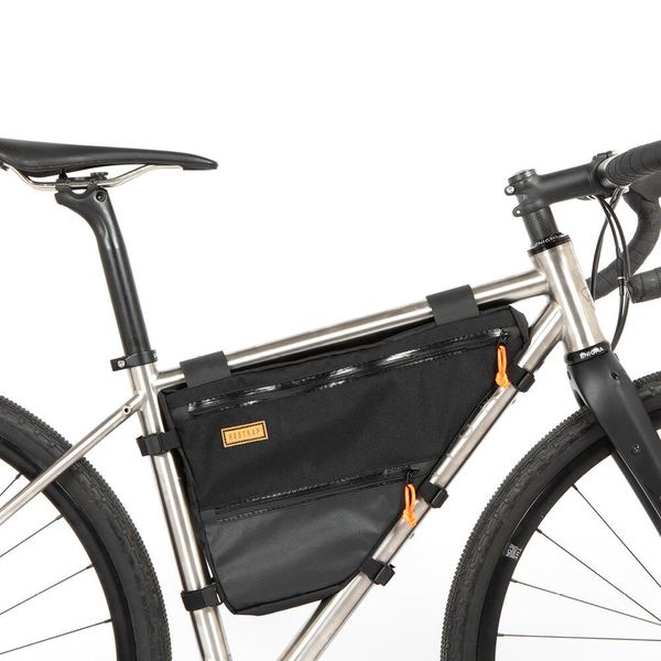Torba rowerowa Full Frame Bag Rozmiar S Restrap. Czarne torebki klasyczne damskie RESTRAP, bez wzorów, z gumy, bez dodatków. Za 791.20 zł.
