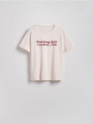 Bawełniany t-shirt z nadrukiem - pastelowy róż. Czerwone t-shirty damskie Reserved, l, bez wzorów, z bawełny, bez kołnierzyka. W wyprzedaży za 22.99 zł.