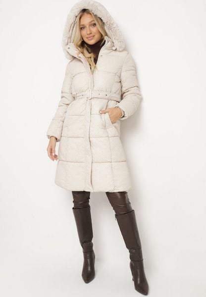 Biała Kurtka Pikowana z Ozdobnym Tłoczeniem Paskiem i Kapturem z Futerkiem Gerirra. Białe kurtki damskie Born2be, l, bez wzorów, z jeansu. Za 189.99 zł.