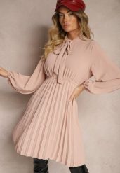 Różowa Plisowana Sukienka o Eleganckim Kroju z Wiązaniem przy Dekolcie i Gumką w Pasie Belorinda. Czerwone sukienki damskie Renee, na co dzień, bez wzorów, eleganckie, bez kołnierzyka, bez ramiączek, mini, kopertowe. W wyprzedaży za 52.49 zł.