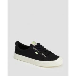 Buty sportowe Cariuma OCA Low Black Canvas. Czarne buty sportowe na co dzień damskie CARIUMA, bez wzorów. Za 409.99 zł.