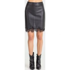 SPÓDNICA MANUELA Guess. Czarne spódniczki damskie Guess, z aplikacjami, z koronki, mini, proste. Za 369.00 zł.