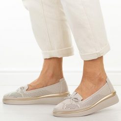 Beżowe ażurowe skórzane półbuty damskie S.Barski 7043. Brązowe półbuty damskie S.BARSKI, w ażurowe wzory, z jeansu, casualowe, z okrągłym noskiem, bez obcasa, na płaskiej podeszwie. Za 239.00 zł.