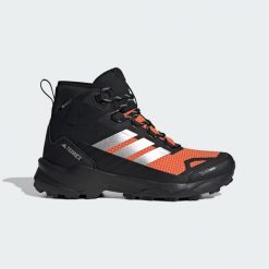 Buty trekkingowe Terrex Skychaser AX5 Mid GORE-TEX CLIMAWARM+. Brązowe buty trekkingowe męskie Adidas, z gore-texu, bez zapięcia, wspinaczkowe, climawarm (adidas). W wyprzedaży za 635.50 zł.
