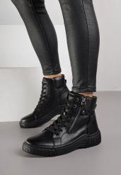 Czarne Sportowe Botki ze Sznurowaną Cholewką i Ozdobnym Suwakiem Ezilare. Czarne botki damskie Born2be, z dzianiny, eleganckie, bez obcasa, na płaskiej podeszwie, bez zapięcia. Za 129.99 zł.