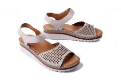 MANITU 910212-08 beige, sandały damskie. Brązowe sandały damskie Manitu, bez wzorów, bez obcasa, na koturnie. Za 227.92 zł.