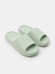 Klapki - zielony. Zielone klapki damskie Sinsay, bez wzorów, bez obcasa. Za 29.99 zł.