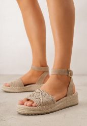 Ciemnobeżowe Sandały VICES na Koturnie z Plecionką w Stylu Boho Petrallea. Brązowe sandały damskie Renee, bez wzorów, bez obcasa, na koturnie. Za 99.99 zł.