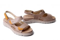 Suave 710134-08 Beżowy, sandały damskie. Brązowe sandały damskie Suave, bez wzorów, ze skóry, bez obcasa, na koturnie. Za 334.90 zł.