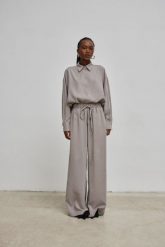 Luźne spodnie z wiskozy w kolorze GREY PEARL - PASSION-XS/S. Szare spodnie materiałowe damskie Marsala, bez wzorów, z gumy, eleganckie. W wyprzedaży za 221.94 zł.