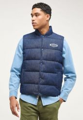 MĘSKI BEZRĘKAWNIK MUSTANG Dennis Denim Quilt Denim Blue 1013496 5000 800. Niebieskie kamizelki męskie Mustang, m, z denimu. Za 269.99 zł.