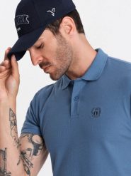 Jednokolorowa koszulka polo męska BASIC z dzianiny pique - niebieska V16. Niebieskie koszulki polo męskie Ombre Clothing, m, z aplikacjami, z bawełny, bez ramiączek. W wyprzedaży za 79.99 zł.
