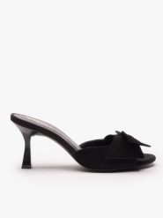 Czarne klapki z kokardą. Czarne klapki damskie Ryłko, bez wzorów, z gumy, bez obcasa, na obcasie. Za 349.99 zł.