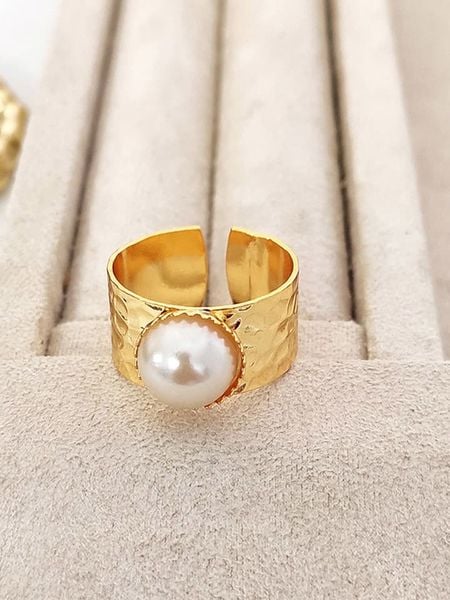 Luja Bijoux Pozłacany pierścionek z syntetycznymi perłami ozdobnymi rozmiar: onesize. Białe pierścionki damskie Luja Bijoux, z perłą, pozłacane. Za 65.54 zł.