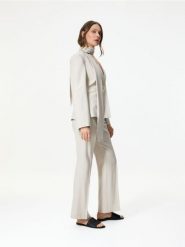 Spodnie z wiskozą - beżowy. Brązowe spodnie materiałowe damskie Reserved, bez wzorów, z tkaniny. Za 139.99 zł.