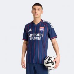 Oficjalna koszulka piłkarska ADIDAS Olympique Lyonnais 25/26 wyjazdowa. Bluzki damskie Adidas, s, bez wzorów, sportowe, bez kołnierzyka, bez ramiączek. Za 439.99 zł.