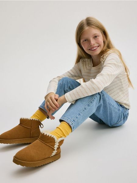 Prążkowana koszulka w paski - złamana biel. Koszulki dziewczęce Reserved, bez wzorów, z bawełny, bez ramiączek. W wyprzedaży za 19.99 zł.