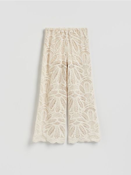 Ażurowe spodnie - kremowy. Białe spodnie materiałowe damskie Reserved, w ażurowe wzory, z bawełny. Za 199.99 zł.