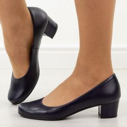 Granatowe Polskie czółenka damskie Gregors 702. Niebieskie czółenka damskie GREGORS, bez wzorów, ze skóry, bez obcasa, na obcasie. Za 379.00 zł.