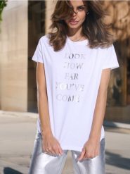 Koszulka z ozdobnym nadrukiem - biały. Białe t-shirty damskie Sinsay, l, bez wzorów, z bawełny, bez kołnierzyka. W wyprzedaży za 8.99 zł.