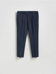 Spodnie garniturowe slim fit - granatowy. Niebieskie spodnie wizytowe męskie Reserved, z elastanu. Za 169.99 zł.