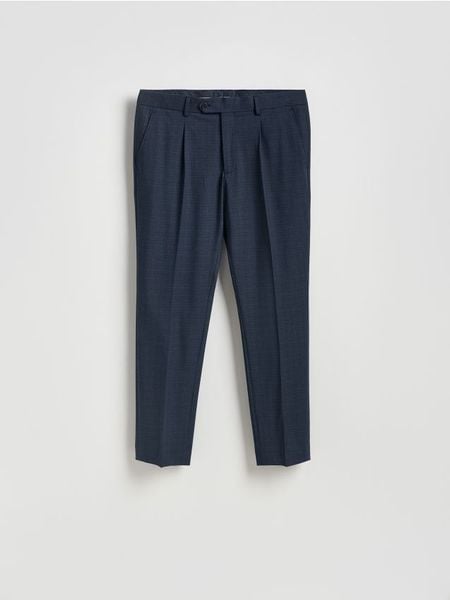 Spodnie garniturowe slim fit - granatowy. Niebieskie spodnie wizytowe męskie Reserved, z elastanu. Za 169.99 zł.