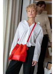 Victor & Hugo Paris Skórzana torebka "Livy" w kolorze czerwonym - 21,5 x 27 x 15 cm rozmiar: onesize. Czerwone torebki klasyczne damskie Victor & Hugo Paris, z aplikacjami, z materiału, bez dodatków. Za 260.99 zł.