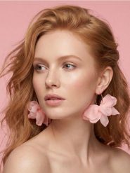 Kolczyki w kształcie kwiatów - różowy. Czerwone kolczyki damskie Sinsay. Za 12.99 zł.