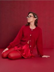 Sweter z ozdobnymi guzikami - czerwony. Czerwone swetry klasyczne damskie Sinsay, l, bez kołnierzyka. Za 59.99 zł.