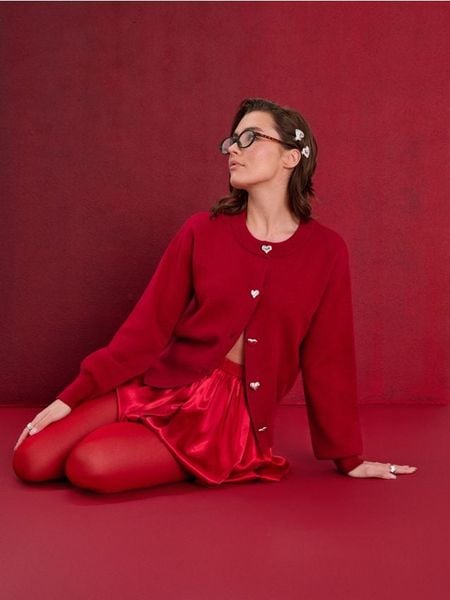 Sweter z ozdobnymi guzikami - czerwony. Czerwone swetry klasyczne damskie Sinsay, l, bez kołnierzyka. Za 59.99 zł.