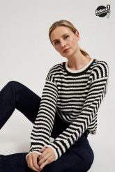 Krótki sweter w paski czarno-biały. Białe swetry klasyczne damskie MOODO, l, bez kołnierzyka. W wyprzedaży za 35.98 zł.