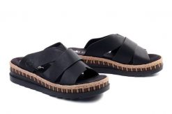 RIEKER V7989-00 black, klapki damskie. Czarne klapki damskie Rieker, bez wzorów, bez obcasa, na koturnie. Za 224.93 zł.