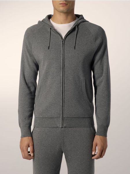 Sweter z kapturem - jasnoszary. Szare swetry męskie Reserved, l, bez wzorów, z dzianiny, bez kołnierzyka. W wyprzedaży za 79.99 zł.