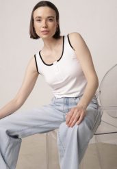 Biały Bawełniany Top w Prążki z Guzikami przy Dekolcie Bervise. Białe topy damskie Born2be, m, bez wzorów, z bawełny, bez kołnierzyka. Za 29.99 zł.