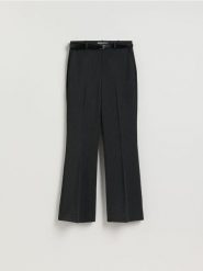 Spodnie flare z paskiem - jasnoszary. Szare spodnie materiałowe damskie Reserved, bez wzorów, z tkaniny. Za 139.99 zł.