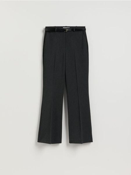 Spodnie flare z paskiem - jasnoszary. Szare spodnie materiałowe damskie Reserved, bez wzorów, z tkaniny. Za 139.99 zł.