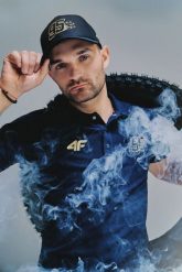 4F Koszulka polo regular męska 4F x Bartosz Zmarzlik - granatowa XS. Niebieskie koszulki polo męskie 4f, m, bez wzorów, z bawełny, bez ramiączek. Za 129.99 zł.