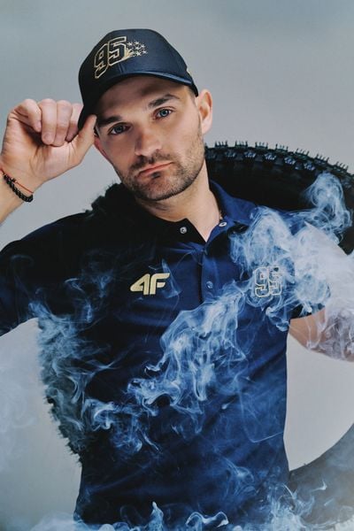 4F Koszulka polo regular uniseks 4F x Bartosz Zmarzlik - granatowa XS. Niebieskie koszulki polo męskie 4f, m, z bawełny, bez ramiączek. W wyprzedaży za 99.99 zł.