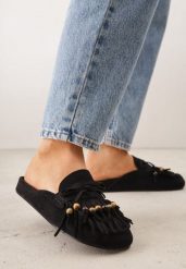 Czarne Klapki VICES Typu Mule z Koralikami Frędzlami i Kokardą Dioleora. Czarne klapki damskie Born2be, z aplikacjami, bez obcasa, na płaskiej podeszwie. Za 119.99 zł.