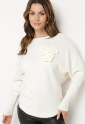 Biały Sweter z Wiskozą o Nietoperzowym Kroju z Aplikacją z Kwiatami Evandora. Białe swetry klasyczne damskie Born2be, z jeansu, bez kołnierzyka. Za 84.99 zł.