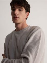 Bawełniany sweter - jasnoszary. Szare swetry męskie Reserved, l, bez wzorów, z bawełny, bez kołnierzyka. W wyprzedaży za 49.99 zł.