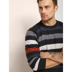 SWETER DŁUGI RĘKAW MĘSKI. Szare swetry męskie TOP SECRET, na lato, m, bez wzorów, z wełny, bez kołnierzyka. W wyprzedaży za 39.99 zł.