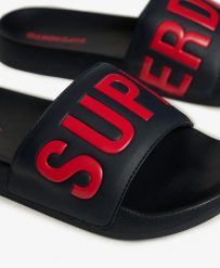 Superdry Pool Sliders – klapki męskie z wyściełanym paskiem i profilowaną. Niebieskie klapki i japonki męskie Superdry., z poliesteru. Za 129.00 zł.