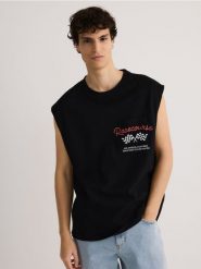 T-shirt relaxed fit z nadrukiem - czarny. Czarne t-shirty męskie Reserved, l, bez wzorów, z bawełny, bez kołnierzyka. W wyprzedaży za 32.99 zł.