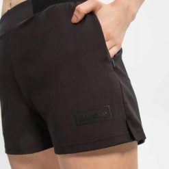 SPODENKI DAMSKIE SZORTY ELLESSE KRÓTKIE KOLOR CZARNY. Czarne spodenki sportowe damskie Ellesse, l, z materiału, do biegania. Za 126.94 zł.